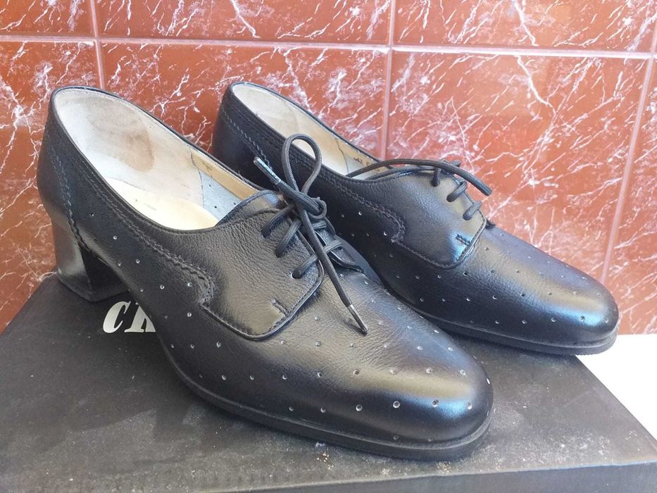 Sapatos pretos de salto de senhora