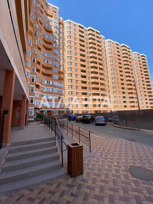 Двухкомнатная квартира в новом современном доме из красного кирпича