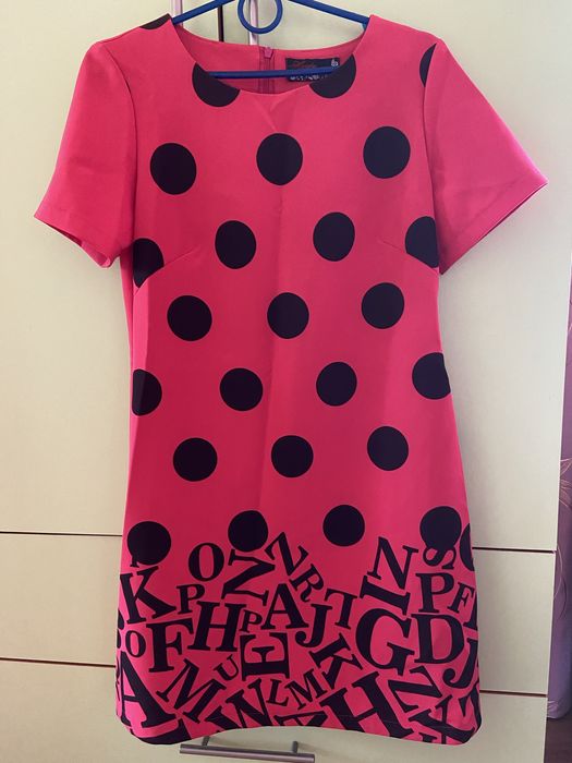 Сукня малинова в горошок