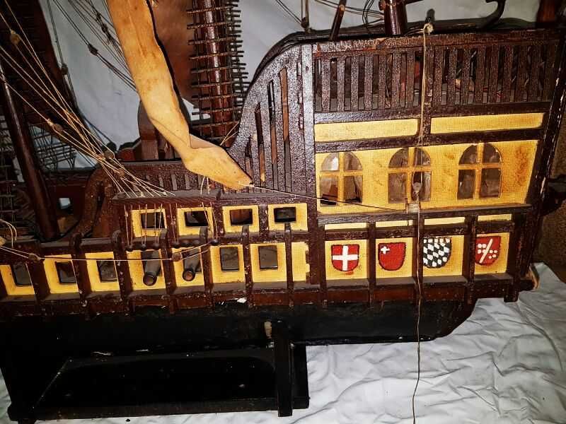 Stary zabytkowy model statku, drewniany antyk do renowacji