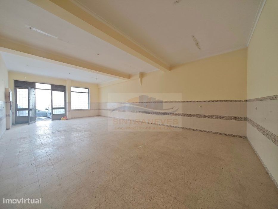 Armazém na Amadora com entrada de carrinha e pé direito de 4,40m