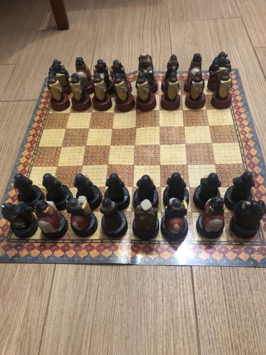 Jogo de xadrez pintado a mao