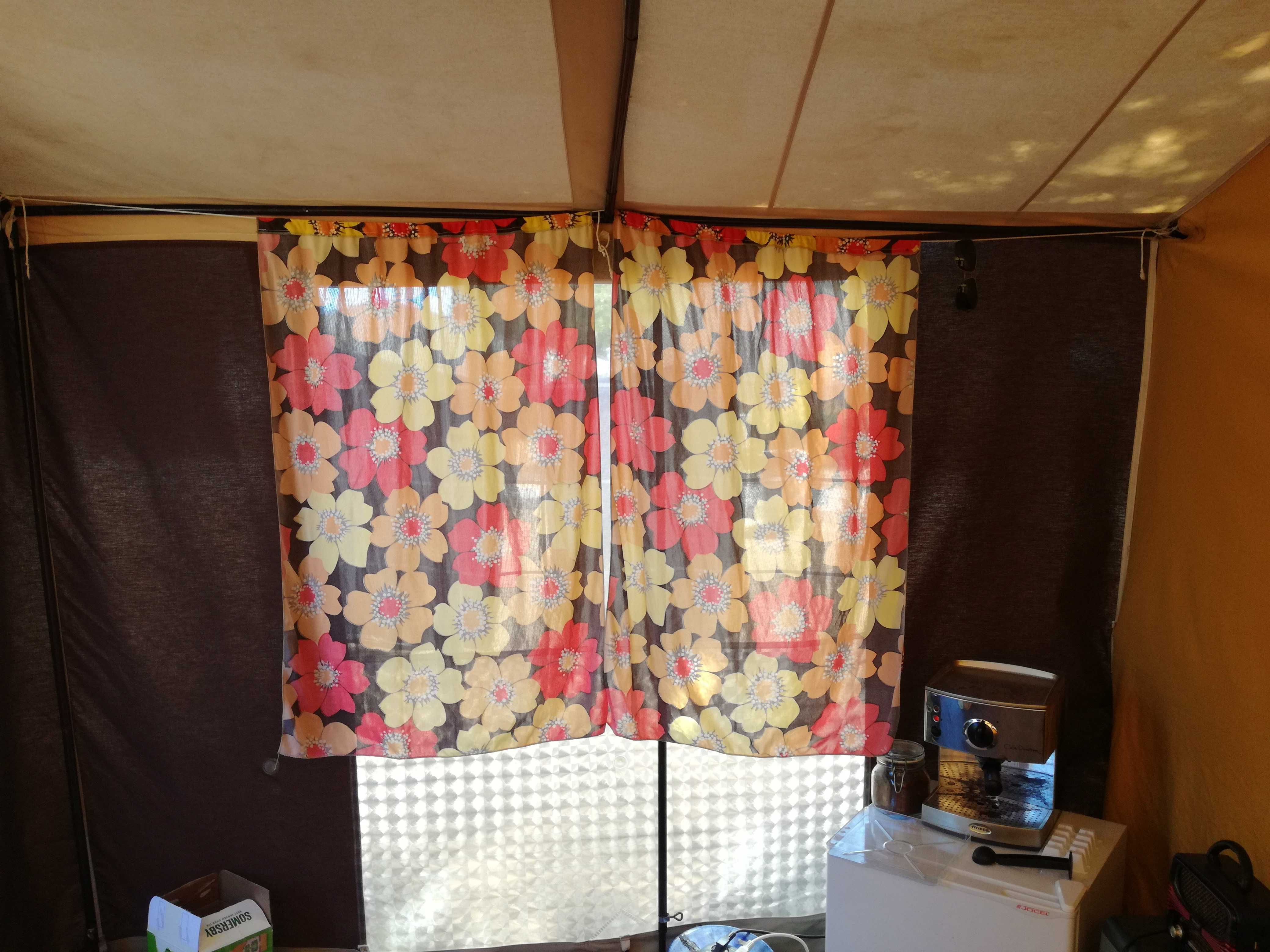 Auto-tenda com cozinha