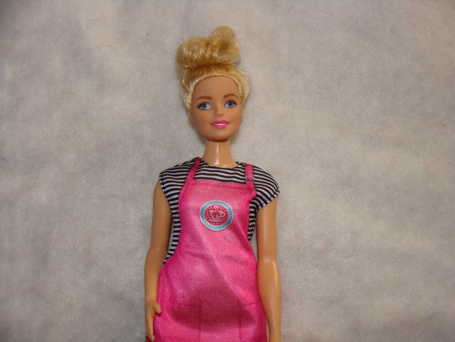 Barbie Coffee Shop with Blonde Curvy Doll (Ref. GMW03)