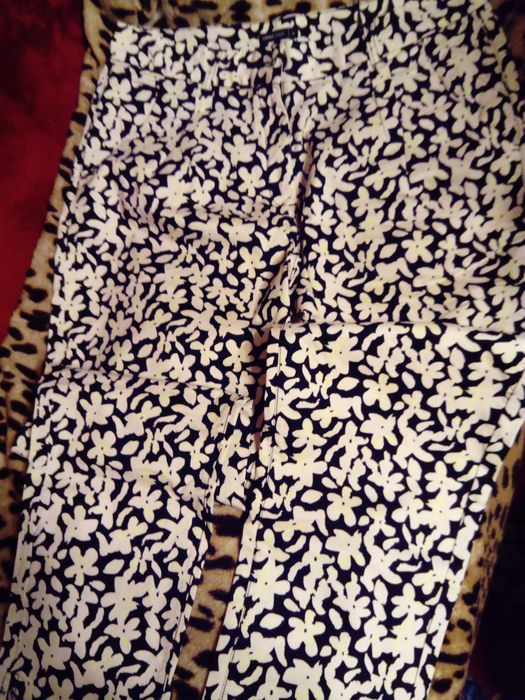 Spodnie w białe kwiaty w stylu chino marki Carry, rozm. XL