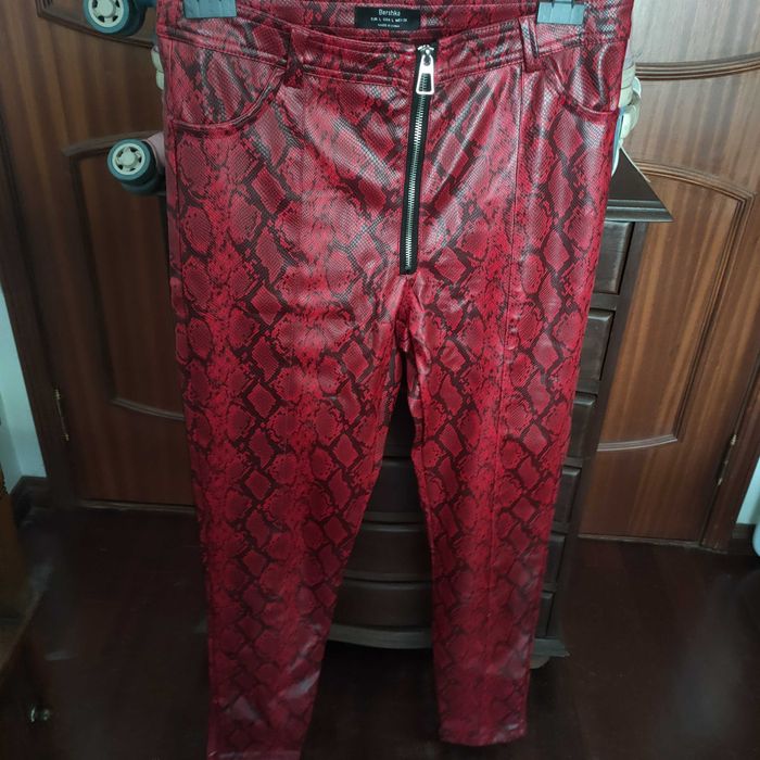 Calças vinil vermelhas estampado animal tam L (veste M/L)