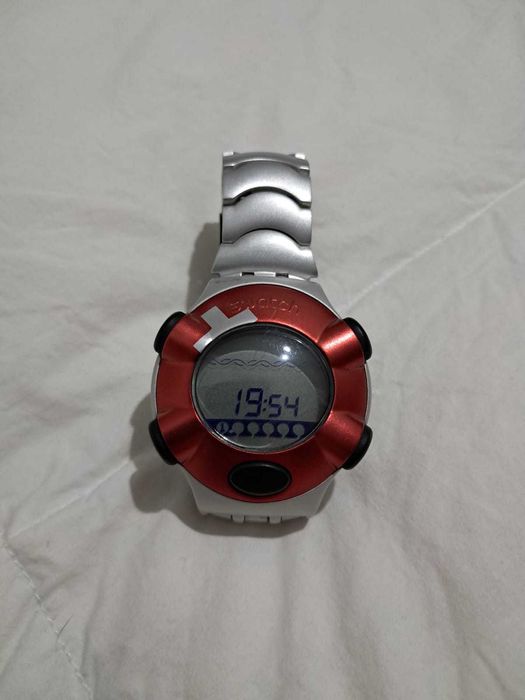 Swatch .Beat Prateado e Vermelho