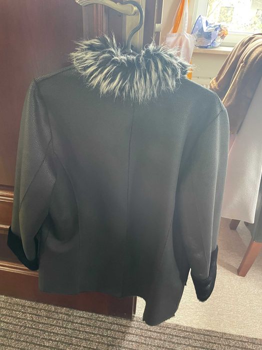Czarny płaszcz zimowy z futrem przy kapturze – elegancki, ciepły