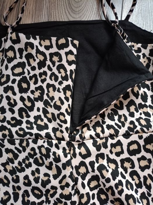 Sukienka w panterkę Pull&Bear rozmiar M