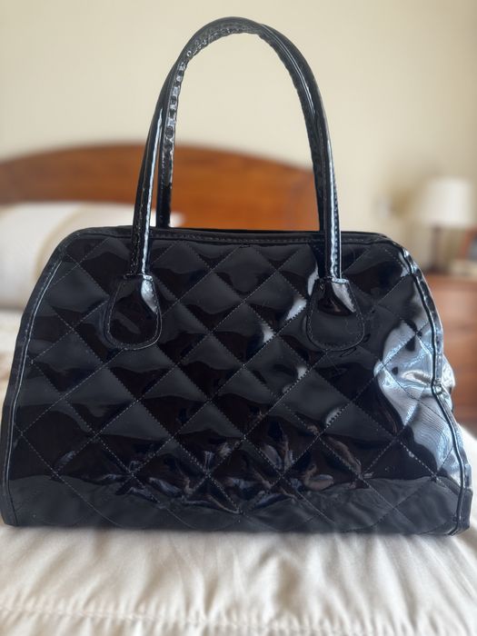 Mala preta de verniz