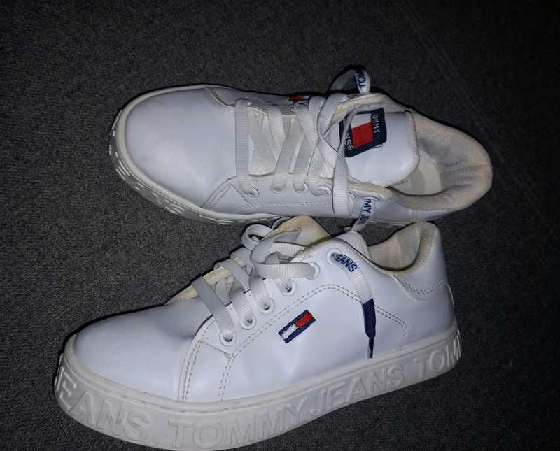 Białe trampki Tommiego Zobacz