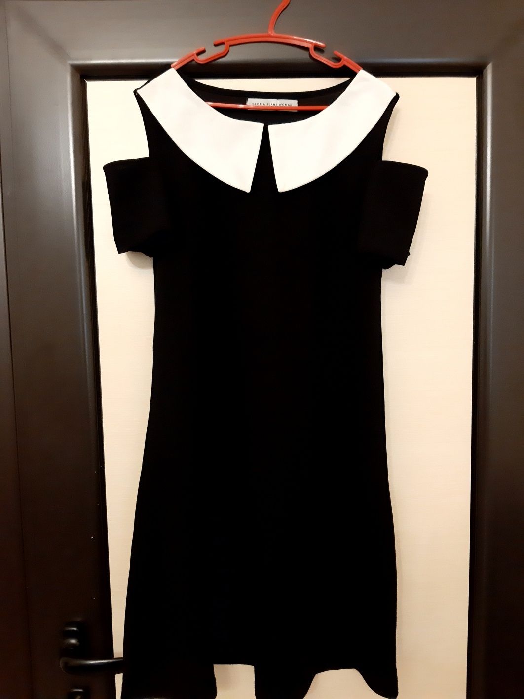Черное платье с белым воротником