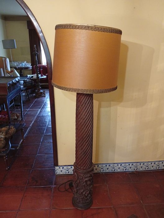 Candeeiro de pé antigo