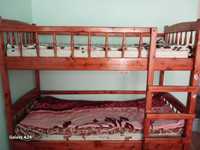 Дитяче двохярусне ліжко з матрацами.