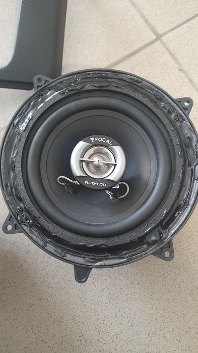 Colunas som Focal R130C