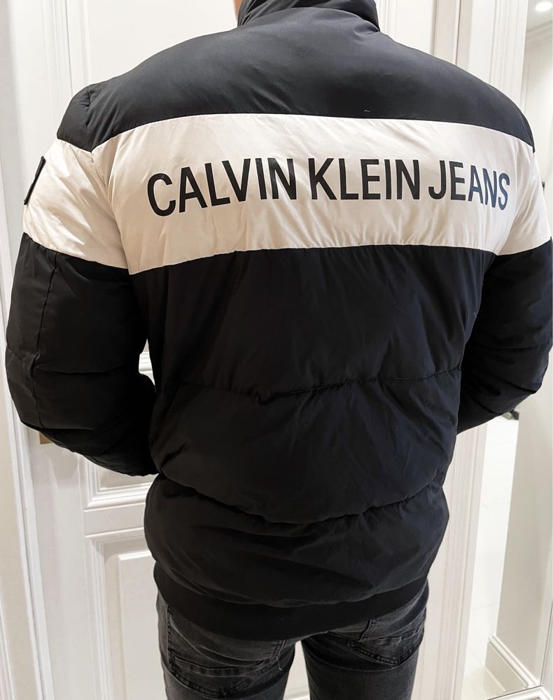 Czarna zimowa kurtka z dużym napisem Calvin Klein rozmiar XXL
