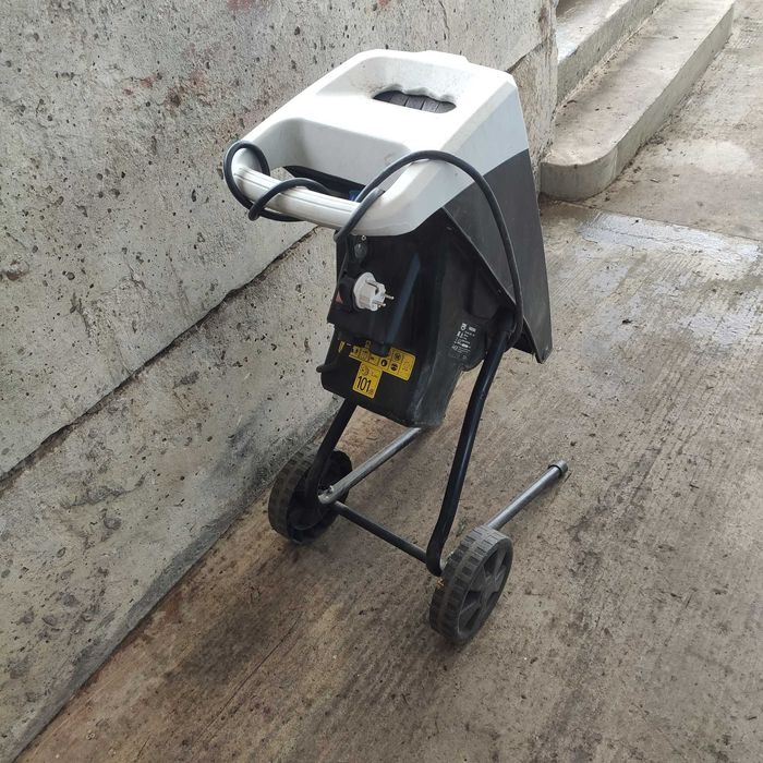 Електричний подрібнювач гілок MacAllister MIS2500+комплект ножів