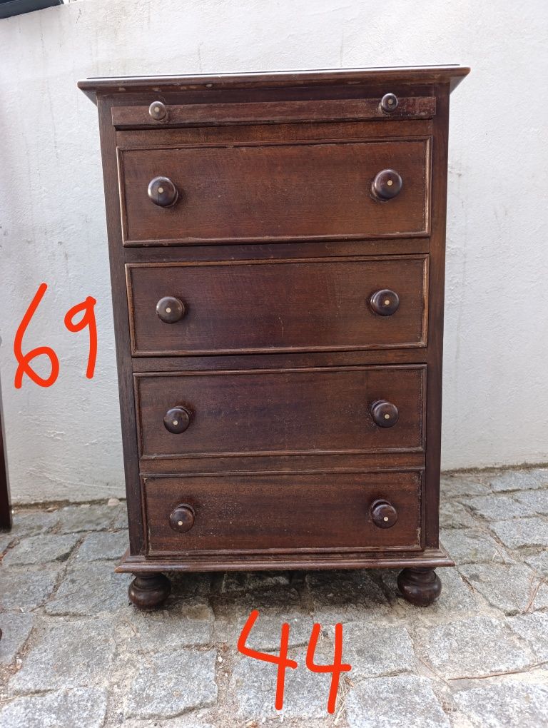 Mesinha de cabeceira