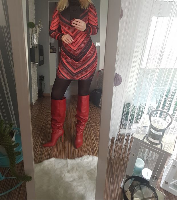 Piekna sukienka dopasowana