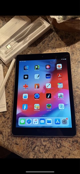 Tablet iPad Apple 10” + nowe etui - super stan
