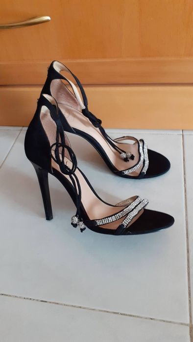 Sandálias pretas Salto Alto ( GUESS )