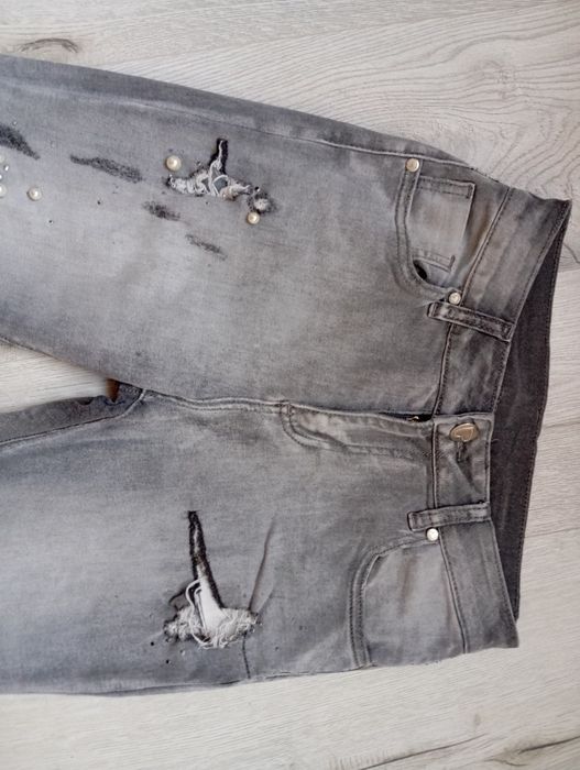 Szare jeansy z perełkami, dżetami, rozdarciami diamencikami bogato zdo
