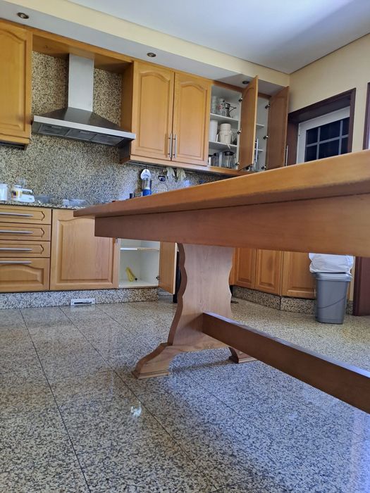 Mesa de jantar em madeira