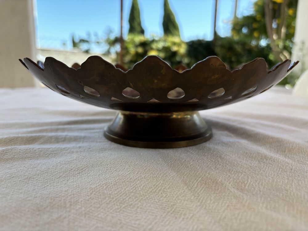 Taça de metal médio oriente