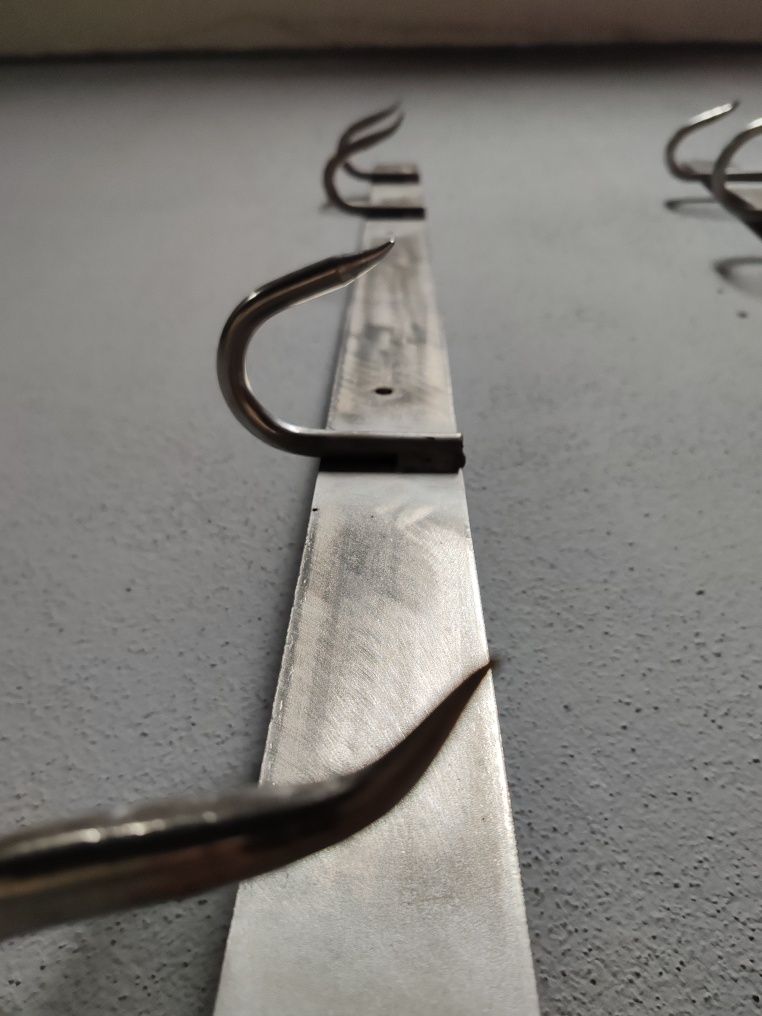 2 barras em inox com ganchos, para carne e derivados