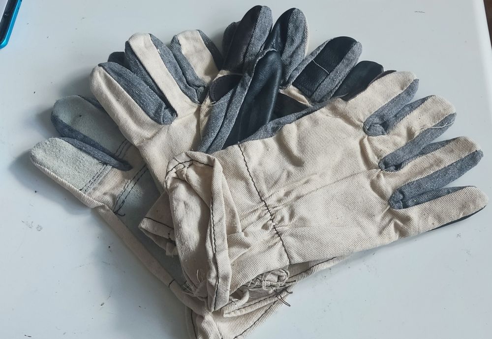 Rękawice robocze z czasów PRL ręcznie szyte