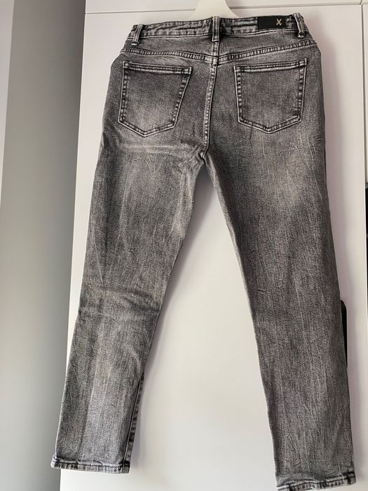 Spodnie dżinsowe z przetarciami