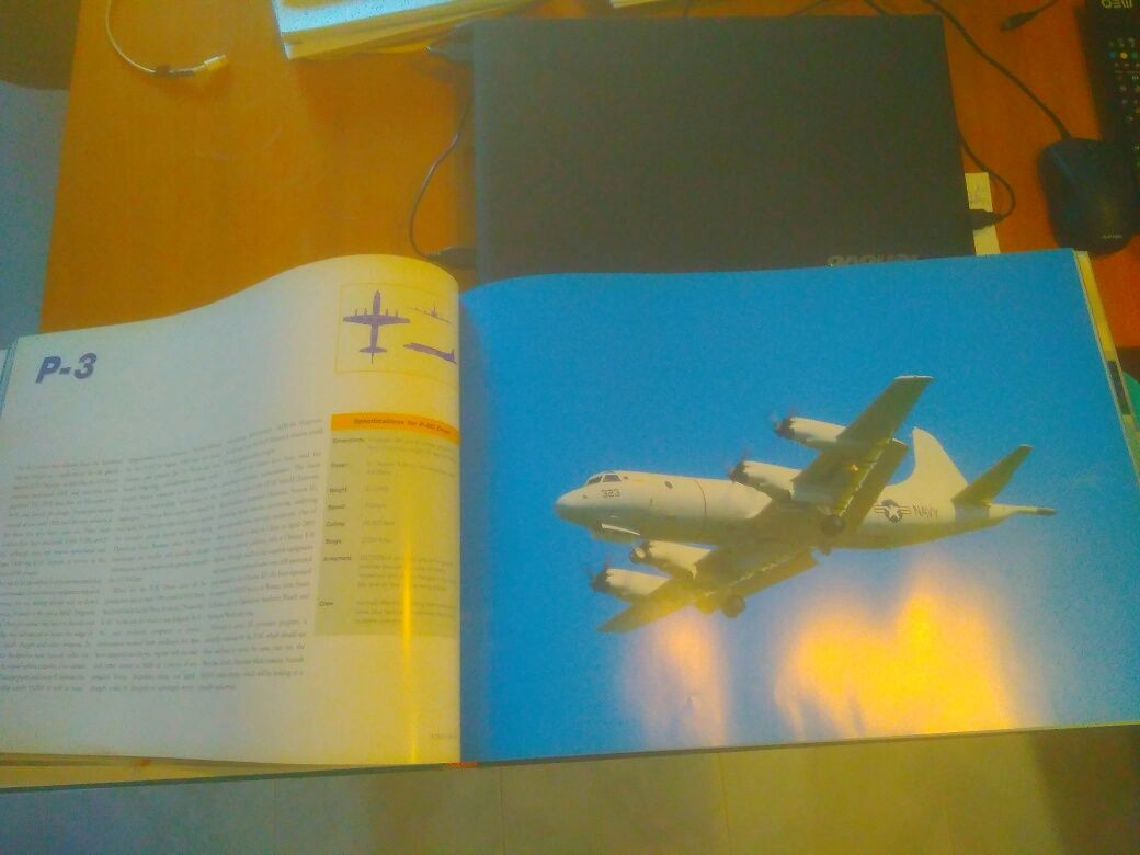 Livro gigante de aviões militares