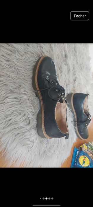 Sapatos com atacador e fecho