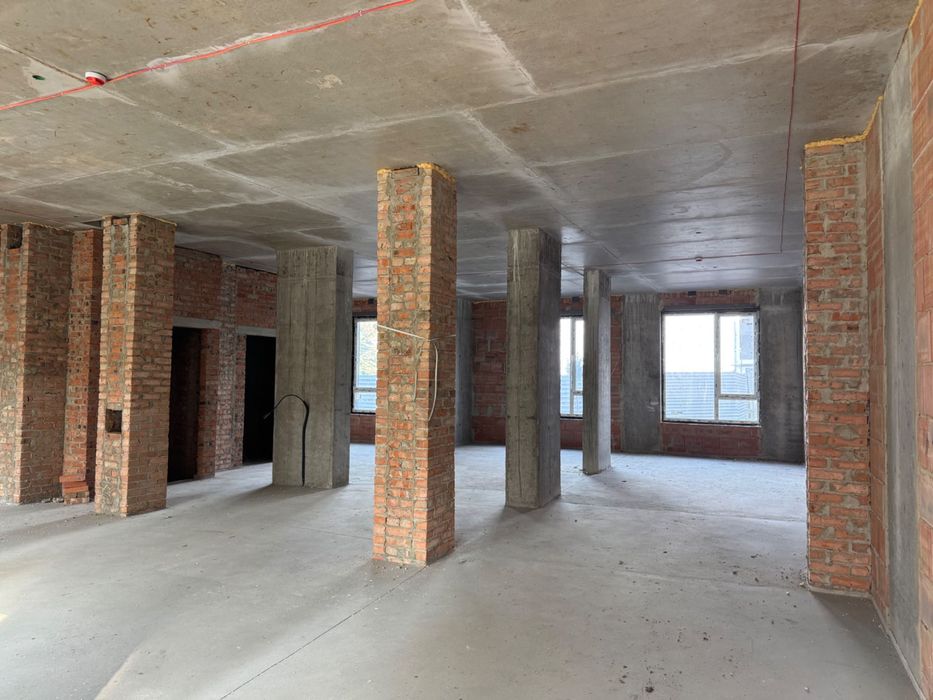 Продаж фасадного приміщення в новобудові