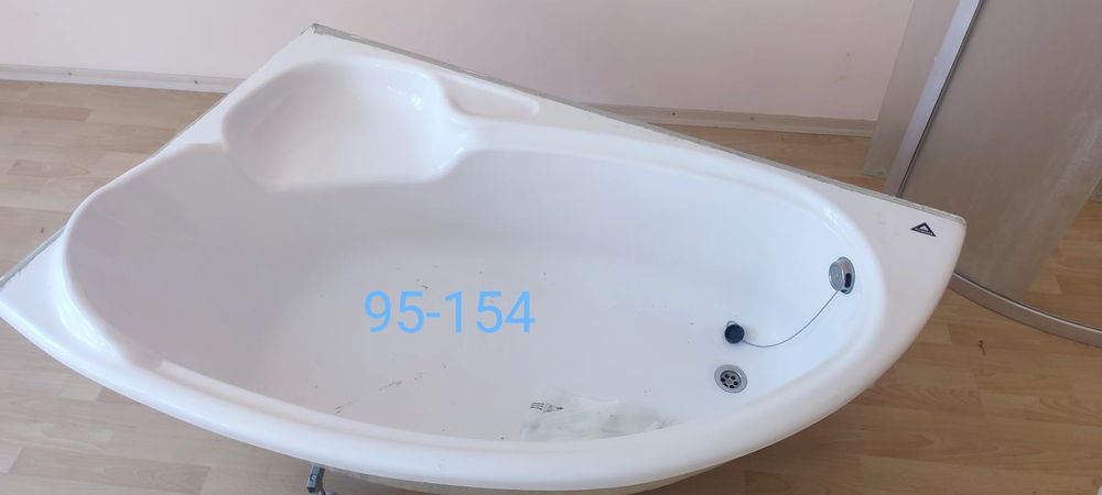 Продається кутова ванна.