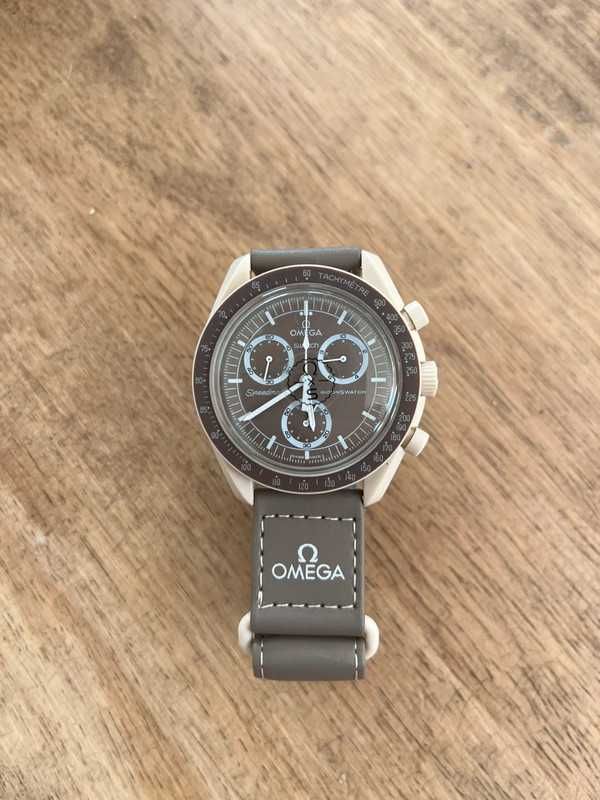 Omega x Swatch SO33T103 Desert - Kolory Piasku i Złota