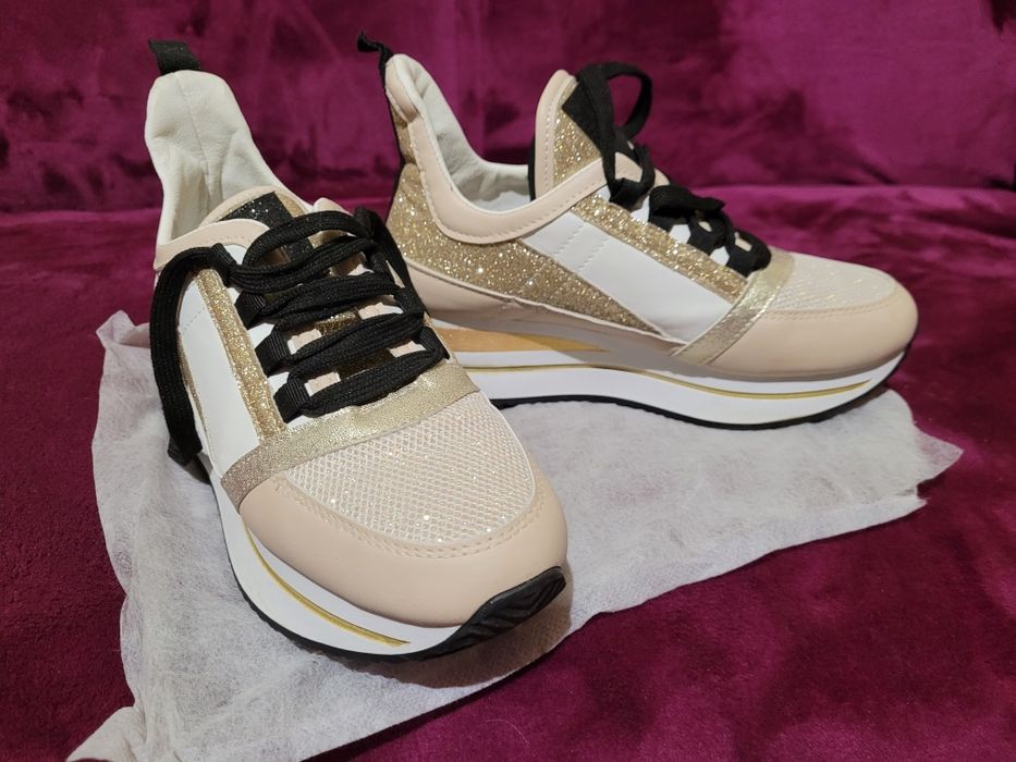 Damskie buty na koturnie