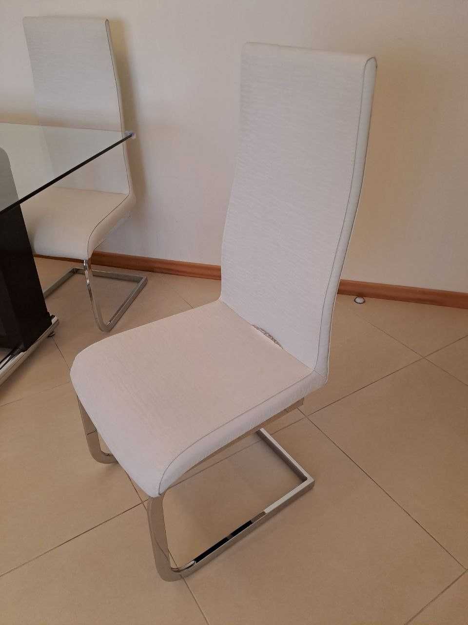 Conjunto mesa de jantar c/ tampo de vidro + 4 cadeiras brancas