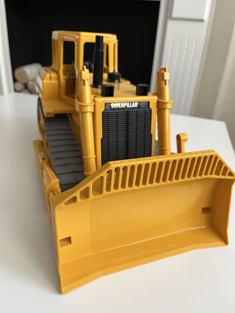 Bukdożer spychacz Caterpillar CAT firmy Bruder