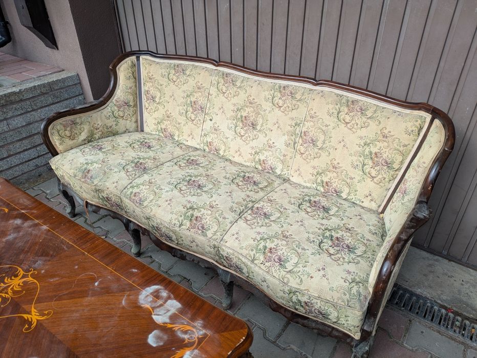 Zestaw mebli w stylu biedermeier – sofa, fotele, taborety, stolik