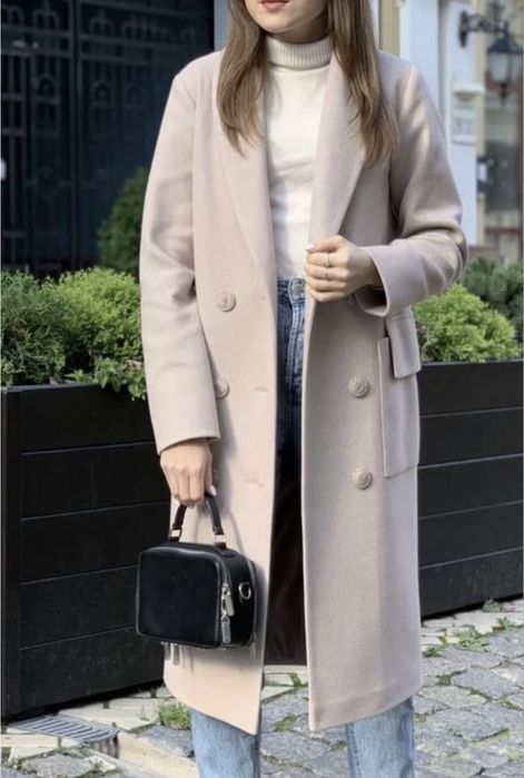 Пальто димесезонне у ніжному відтінку з накладними кармашками.