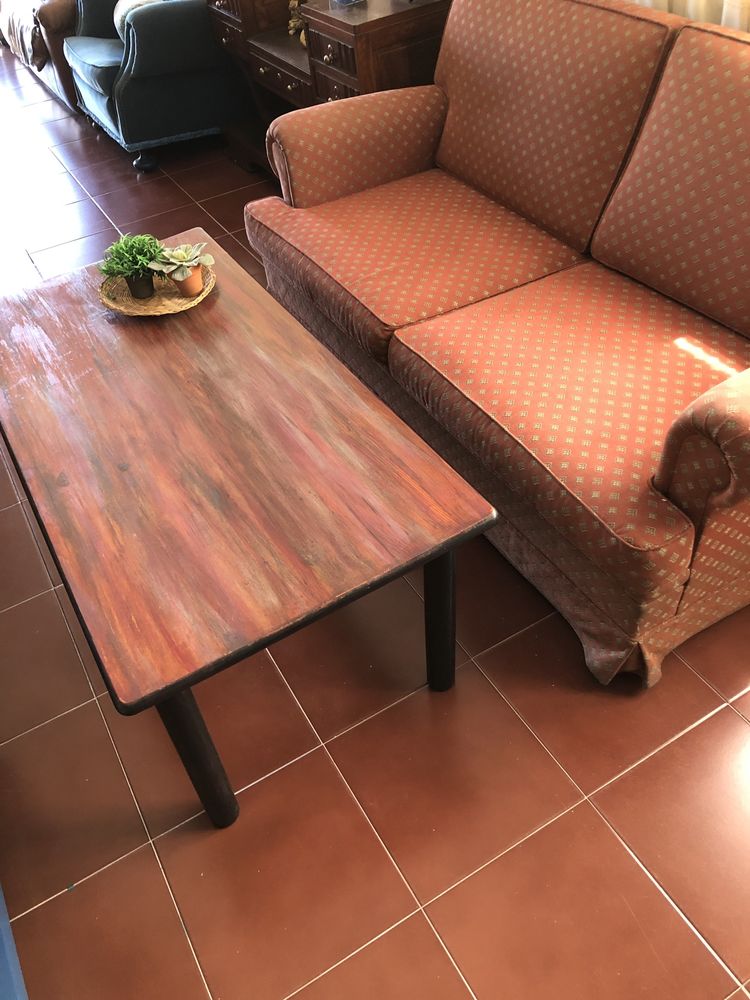 Mesa de madeira de café, pintada em tons de vermelho verde e preto