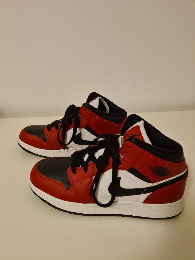 Tenis Air Jordan 1 Mid GS "Chicago Black Toe"