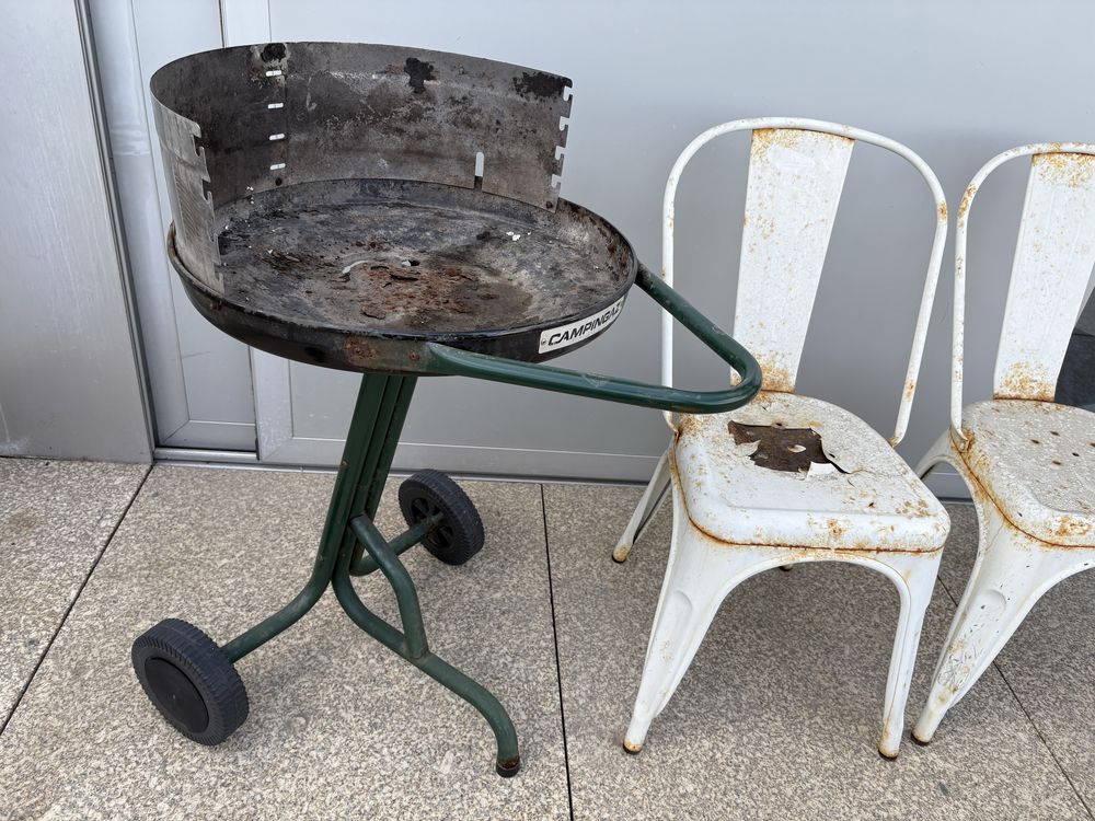 Duas cadeiras Tolix em ferro e barbecue campingaz para restaurar