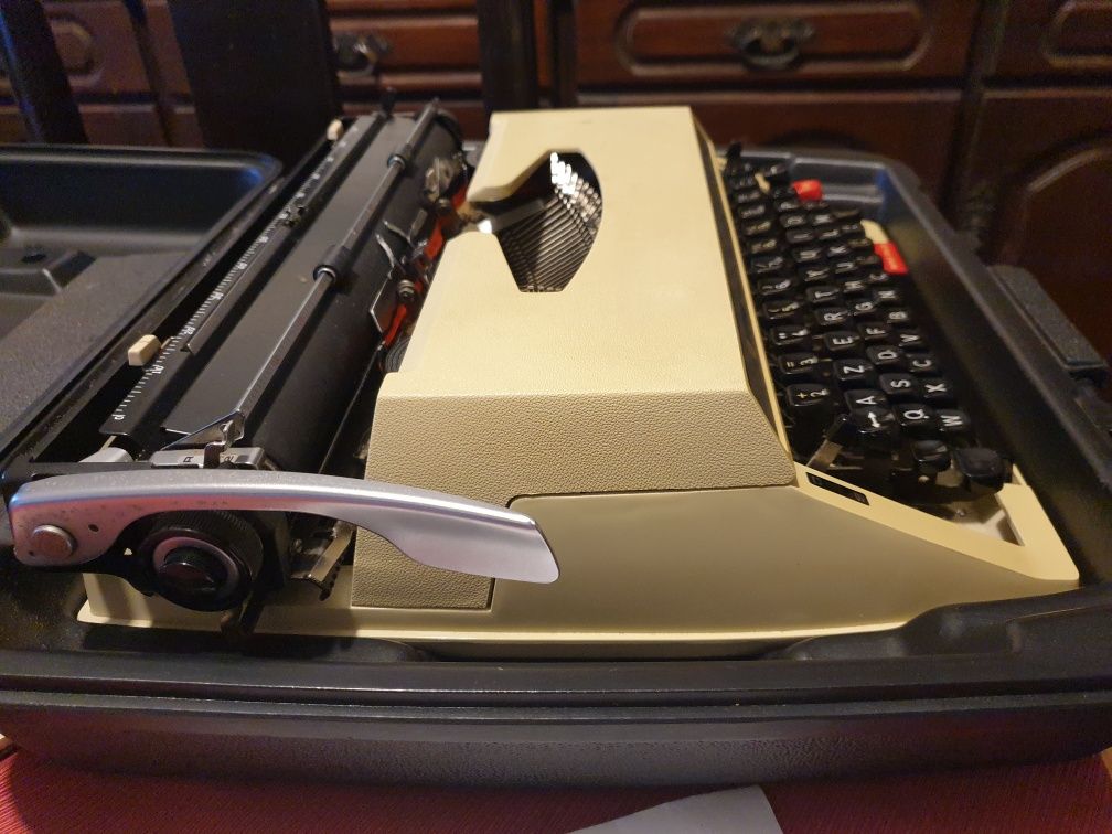 LOGIKA deluxe 662TR Máquina de escrever vintage com mala