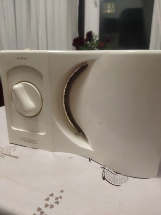 Хліборізка. ,м'ясо, овочерізка електрична , майже нова .Рівне.