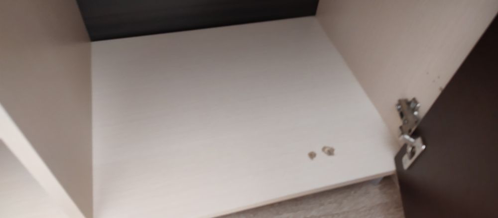 Світла прихожка з дзеркалом