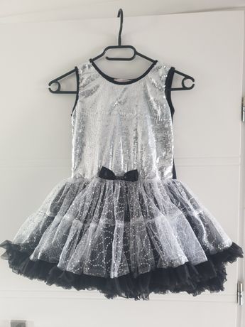 Sukienka czarna w srebrne cekiny - falbany 128/134