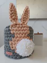 Cesta com coelho feita à mão em crochet