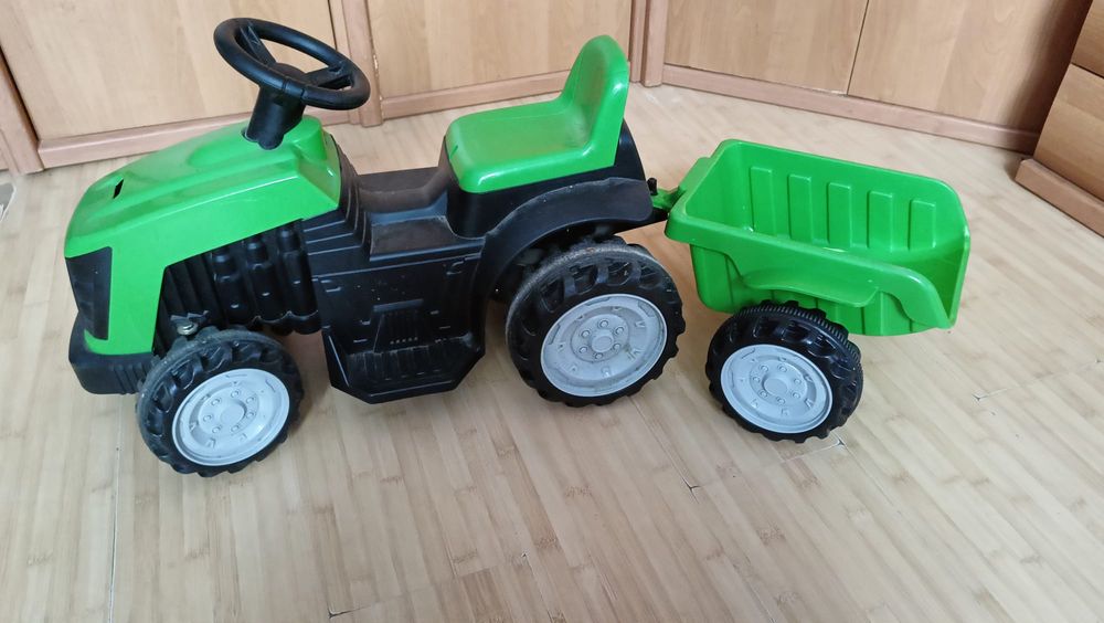 Traktor z przyczepa na akumulator